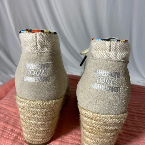 Size 8, Tom’s espadrille wedge, tan, boho - Picture 4 of 9